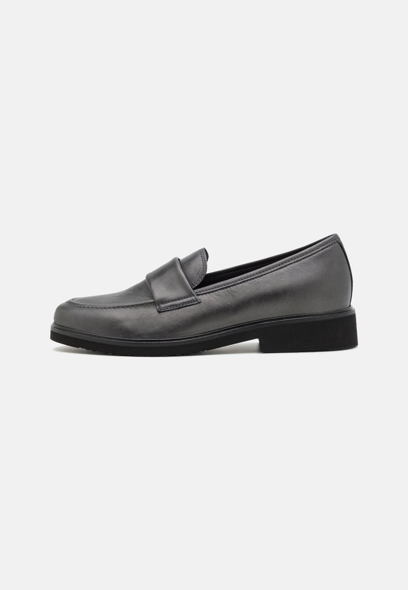 Mocassin en cuir noir avec petit talon bloc, coutures moc toe, et une large bride sur le dessus, vu de côté droit sur fond uni.