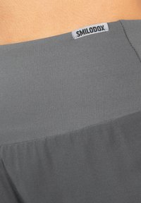 Smilodox ADVANCE PRO 2IN1 - Korte broeken - dunkelgrau