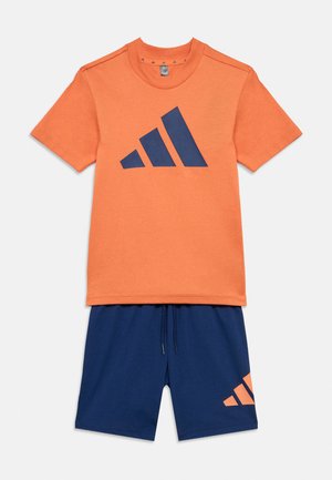 adidas Performance ESSENTIALS UNISEX SET - Sportske kratke hlače - dusky orange/dark blue