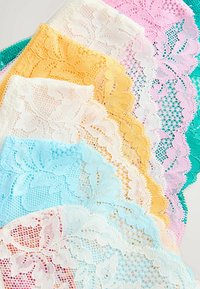 Set van kantstoffen in verschillende kleuren: turquoise, roze, geel, wit en lichtblauw. Bevat bloemenpatronen en ingewikkelde randen.