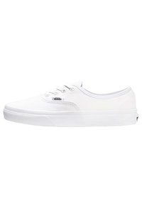 Weiße Canvas-Sneaker mit abgerundeter Zehenpartie, Schnürdesign und Gummisohle. Verfügt über eine minimalistische Markenkennzeichnung an der Seite und eine strukturierte Außensohle.