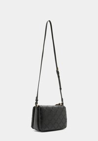 Schwarze Leder-Schultertasche mit gestepptem Muster, goldfarbener Hardware, verstellbarem Riemen und Reißverschluss. Glatte Textur.