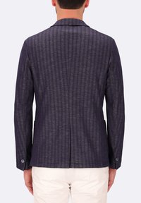 Blazer a righe navy con revers a scollatura, spacchetto centrale e dettagli a due bottoni, realizzato in tessuto texturizzato, visto da dietro.