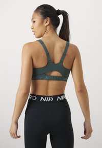 Nike Performance INDY BRA - Sports-BH-er med mye støtte - vintage green
