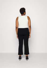 Vero Moda Curve VMZAMIRA SLIM STRAIGHT PANT CURVE - Pantaloni - black