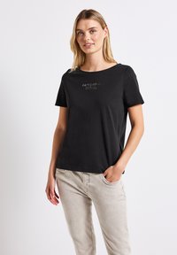 Svart t-shirt med kort ärm i mjuk bomull med rund halsringning. Har en tryckt text "awesome" i ljus färg framtill.