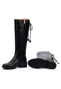 Botas negras hasta la rodilla, hechas de cuero suave, con un cierre lateral tipo cremallera, detalles de cordones con acentos en forma de corazón y un diseño de suela resistente.