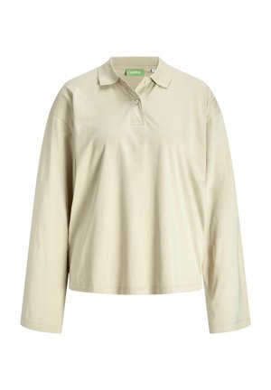 Polo beige à manches longues en coton, avec un col, une patte de boutonnage à trois boutons et une coupe décontractée.