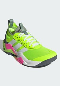 Neon groene sport schoen met witte en grijze accenten, textuur gaas bovenwerk, gevoerde kraag en een roze hielcounter. Gripzool.