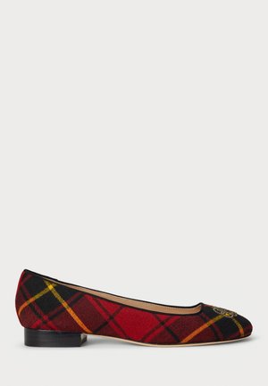 Chaussure plate pour femme avec un petit talon noir, tissu à carreaux rouge et noir, et un emblème décoratif en or sur l'avant.