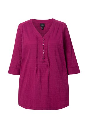 Fuchsia skjorte med V-hals, trekvartærmer og en knapstolpe med syv knapper. Tekstureret stof med vandrette striber.