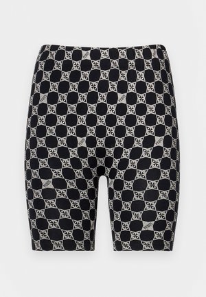 Sorte cykelshorts med et gentagende geometrisk mønster i grå og hvid, med et brændt logo integreret i designet.