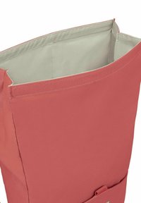 Bolso de tela coral con un exterior liso y forro interior beige, que presenta una forma estructurada y sin herrajes ni patrones visibles.