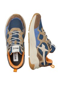 Modré a hnědé tenisky s texturovaným síťovaným vrškem, koženými akcenty, bílými tkaničkami a oranžovými detaily. Silná gumová podešev pro trakci.