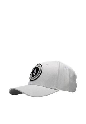 Cappellino da baseball bianco con una toppa rotonda bianca e nera con un disegno di foglia e testo sul pannello anteriore, visiera curva visibile.