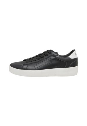 Schwarzer Low-Top-Ledersneaker mit schwarzen Schnürsenkeln, perforiertem Seitendetail, weißer Sohle und weißer Fersenlasche auf weißem Hintergrund.