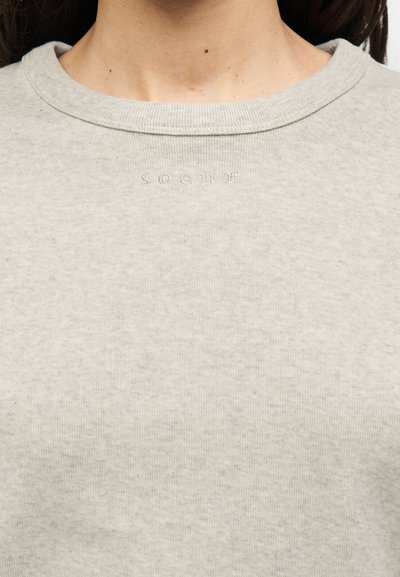 Γκρι φούτερ με ριμπ λαιμόκοψη, με διακριτικό ανάγλυφο κείμενο "soeur" στο μπροστινό μέρος. Απαλό, υφασμάτινο με υφή και άνετη εφαρμογή.