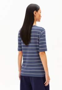 Marineblauwe gestreepte t-shirt van zacht materiaal, met korte mouwen, een ronde halslijn en horizontale lichtgrijze strepen op de rug.