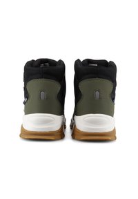 Svarta och olivgröna högstövel-sneakers med texturerad tyg, vadderad krage och brunt gummisul. Anmärkningsvärda bakre accenter och sömnadsdetaljer.