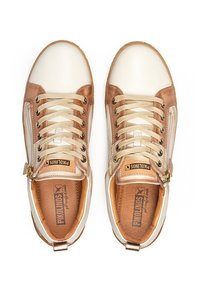 Baskets marron et crème avec un dessus en cuir, bout rond, lacets plats et fermeture éclair sur le côté ; présentent des accents texturés et un logo.