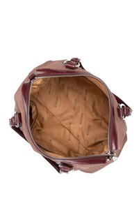 Brązowa, strukturalna torebka z głębokim burgundowym skórzanym wykończeniem i srebrnymi akcentami. Wnętrze wykończone gładką beżową podszewką z nadrukiem marki.