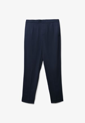 Pantaloni in blu navy su misura realizzati in tessuto liscio, con design a vita piatta, tasche laterali e gamba leggermente affusolata.