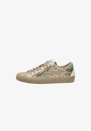 Zapatilla baja con parte superior de purpurina dorada, rayo de ante beige, cordones beige, lengüeta trasera verde y suela de goma beige.