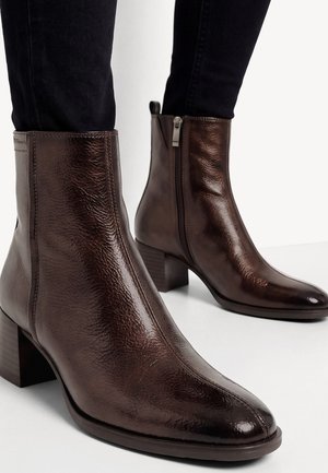 Tamaris, STIEFELETTE - Bottines - brown patent