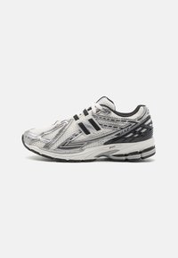 Herren-Laufschuhe mit einem Obermaterial aus Mesh in Weiß und Silber mit schwarzen Akzenten sowie einer gepolsterten Sohle für Unterstützung.