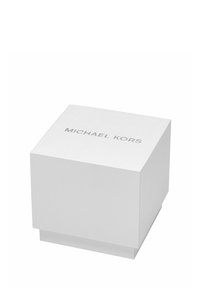 Hvid rektangulær gaveæske med en tekstureret overflade og et sølvpræget "MICHAEL KORS" logo på toppen. Ingen yderligere dekorationer synlige.