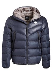 Giacca puffer blu navy con cappuccio, fodera interna a quadri, zip frontale completa, due tasche con zip e logo della foglia d'acero bianca sul petto.