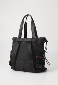 Musta nailoninen olkalaukku, jossa on kahdet kahvat, vetoketjullinen yläosa, ulkoiset verkkotaskut, violetit korostukset ja säädettävät hihnat monipuolisuutta varten.