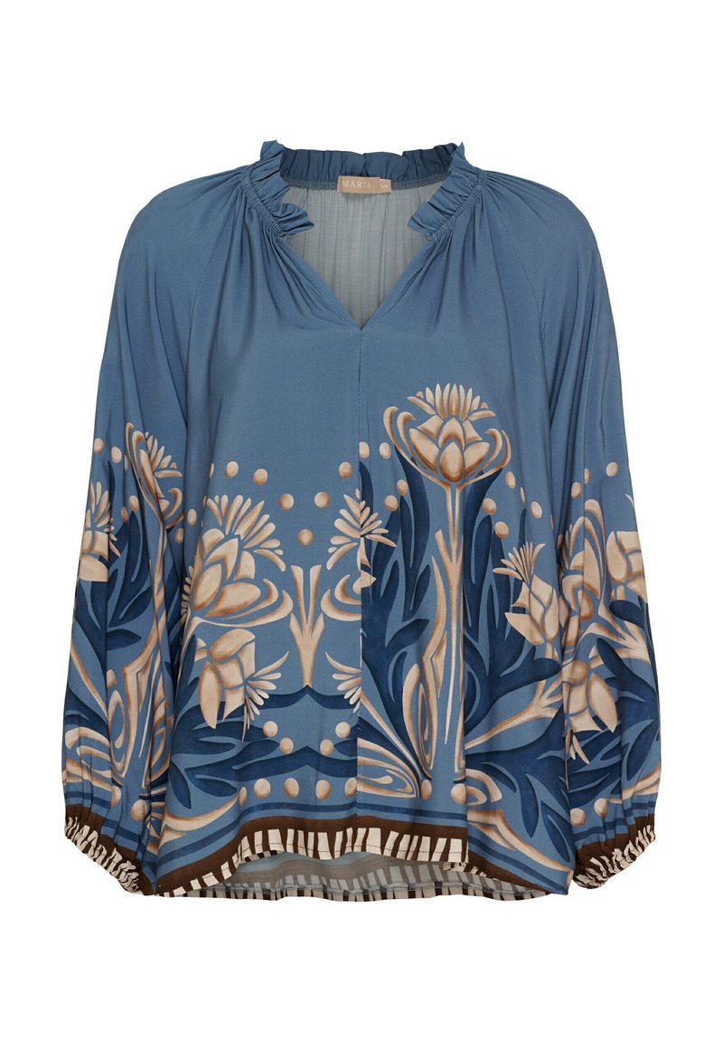 Blå bluse med blomstermønstre i beige og marineblå. Den har V-udskæring, rynket halsudskæring og elastiske manchetter samt en mønstret kant.