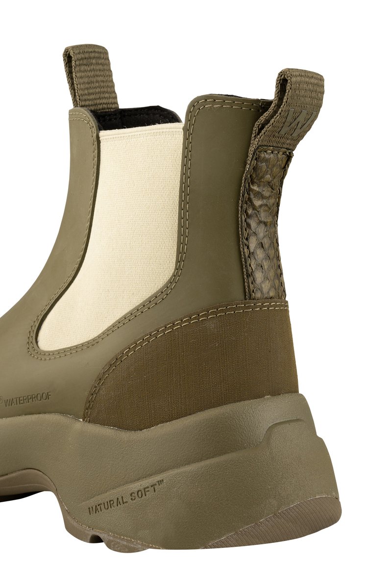Lekkie, wodoodporne botki za kostkę w oliwkowym kolorze z beżowymi elastycznymi wstawkami, teksturowanym tyłem i grubą gumową podeszwą. Widoczne logo "Natural Soft".