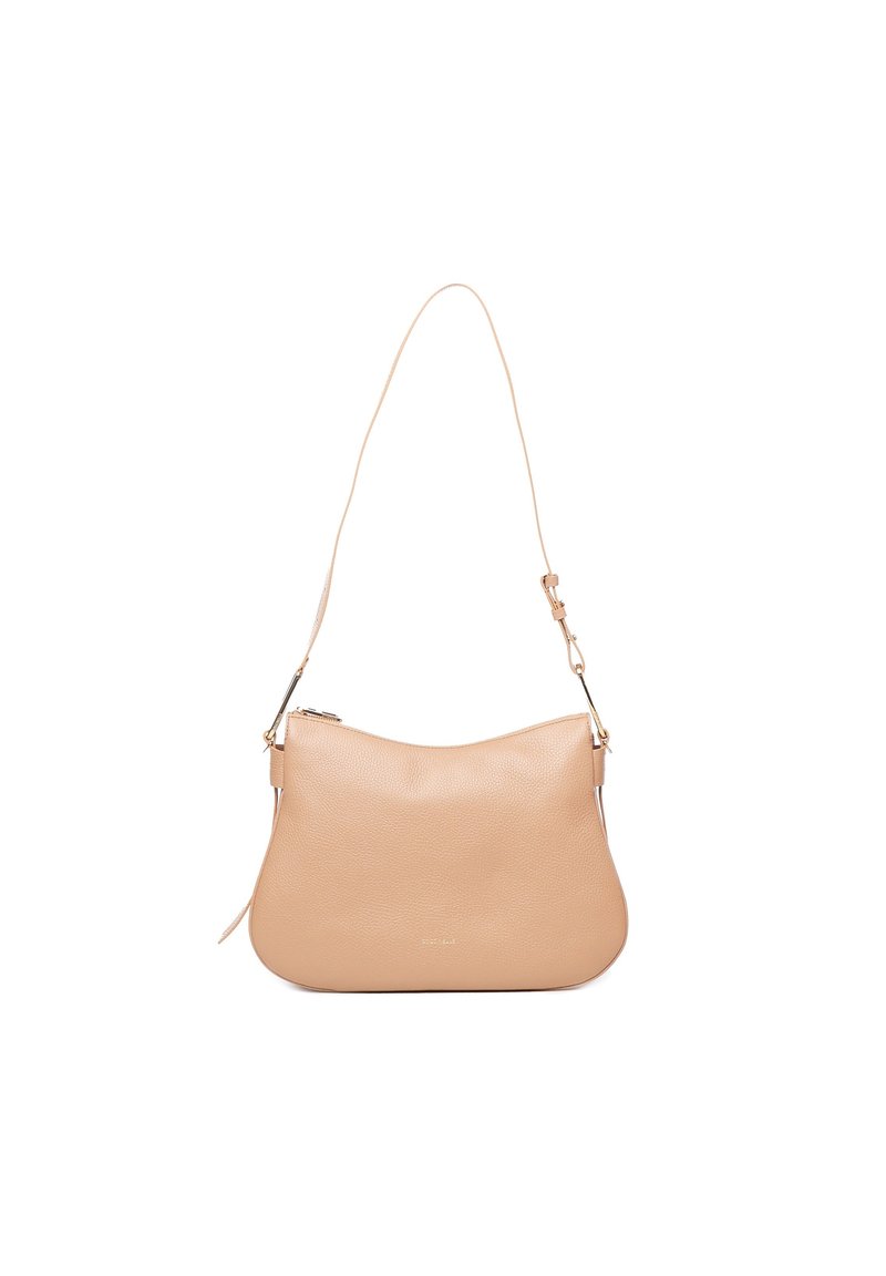 Borsa a spalla in pelle beige chiaro con una forma arrotondata, una lunga tracolla regolabile e hardware minimale. Texture liscia con una leggera lucentezza.