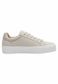 Beige Sneaker mit einem glatten Lederobermaterial, strukturiertem Mesh-Detail an der Ferse, flacher weißer Gummisohle und runden Schnürsenkeln.
