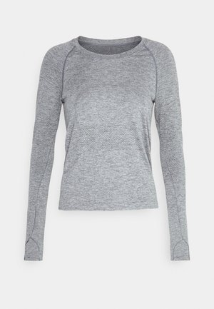 Camisa gris de manga larga hecha de tela texturizada con un cuello redondo y mangas raglán. Presenta un patrón sutil a lo largo del cuerpo.