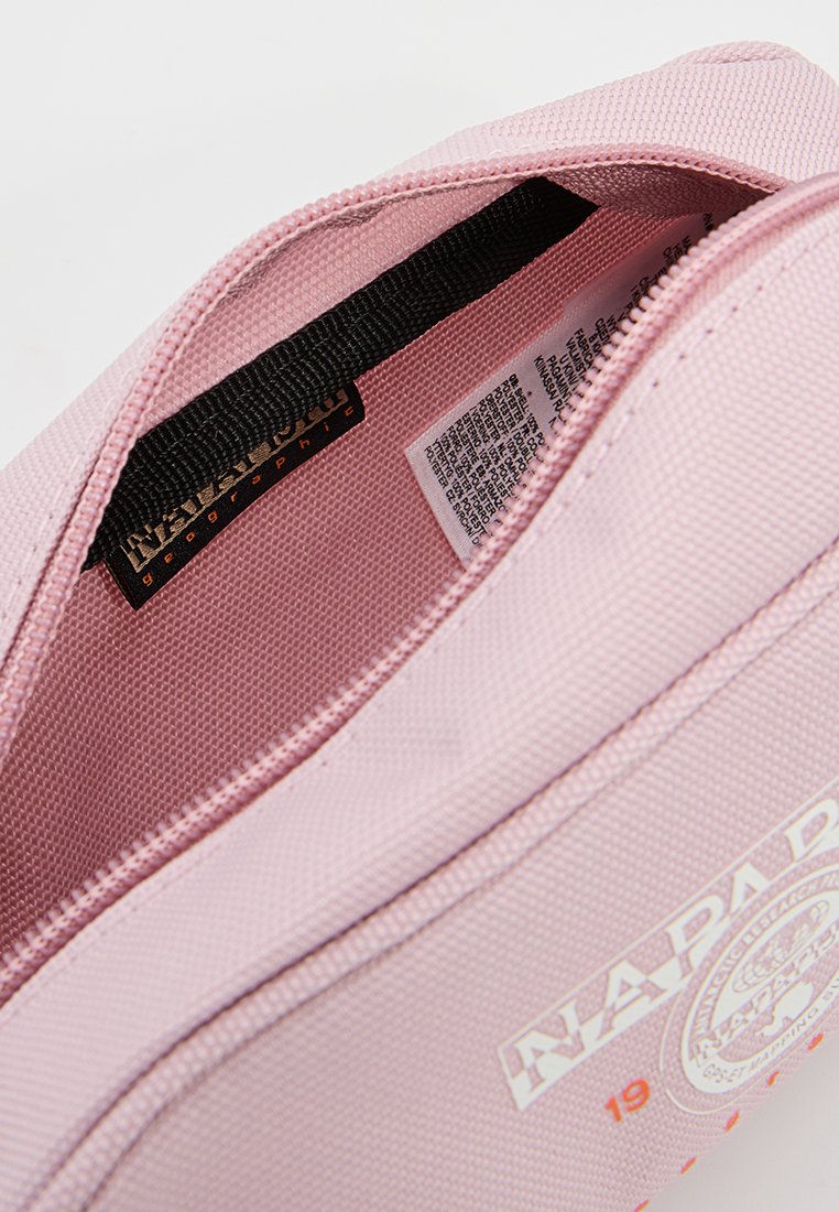 Pochette con zip in tessuto rosa con etichetta interna nera e etichetta di manutenzione bianca, con il logo "Napapijri" stampato sull'esterno.