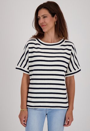 Witte en marineblauwe gestreepte gebreide top met korte mouwen, een brede ronde halslijn en een losse pasvorm. De textuur lijkt geribbeld.
