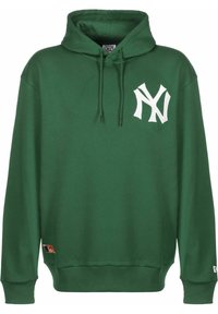 Grön hoodie gjord av mjukt tyg med en stor broderad New York Yankees-logga i vitt på bröstet. Har en huva med dragsko och ribbmuddar.