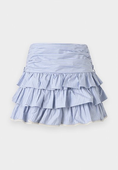 Μπλε και λευκή ριγέ φούστα με στρώσεις και βολάν, με σούρα στη μέση, σχεδιασμένη για ένα casual ή καλοκαιρινό στυλ.