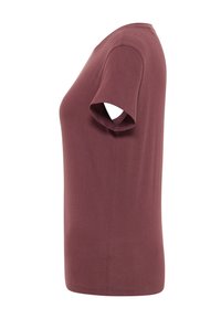 Vista lateral de una camiseta básica de manga corta con cuello redondo en color malva suave sobre fondo blanco.