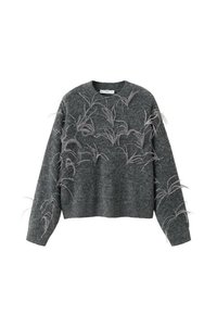 Pull en tricot gris avec un design court, col rond et des embellissements texturés ressemblant à des plumes éparpillées sur le tissu.