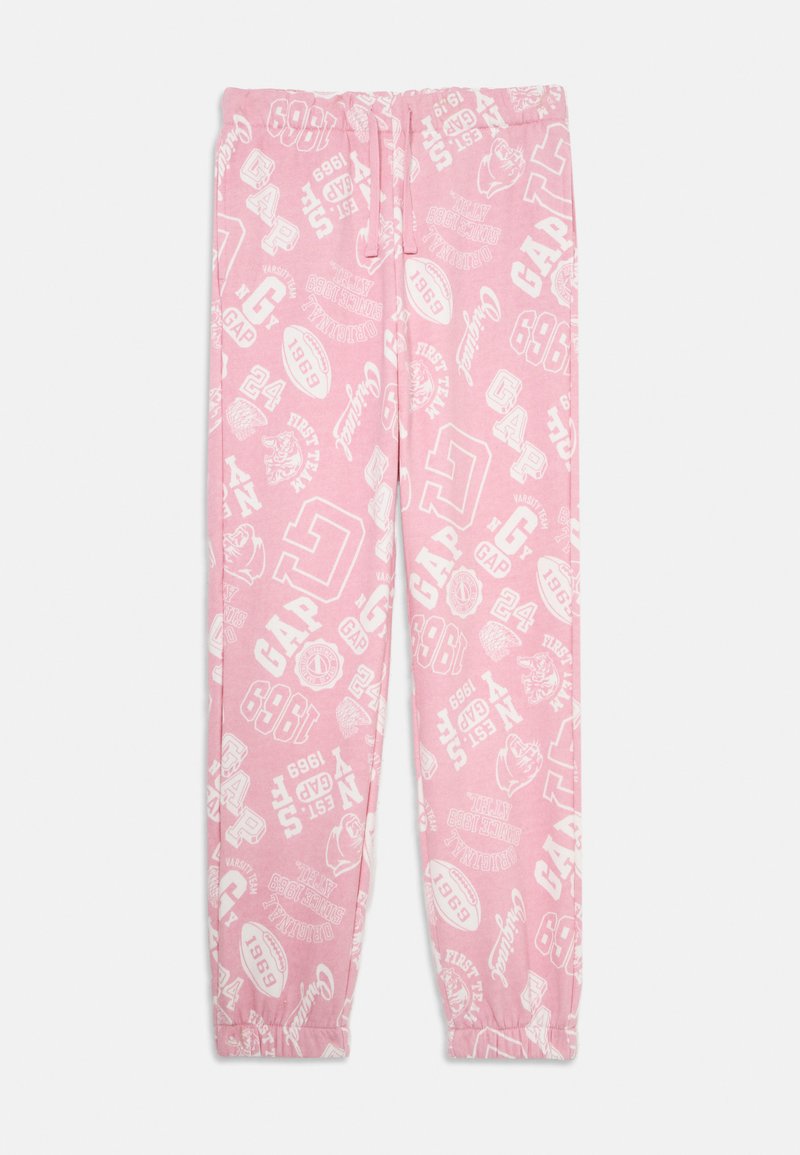 Fato de treino rosa feito de tecido suave, apresentando uma impressão gráfica repetida com vários números e logótipos em branco. Cintura elástica com cordão.