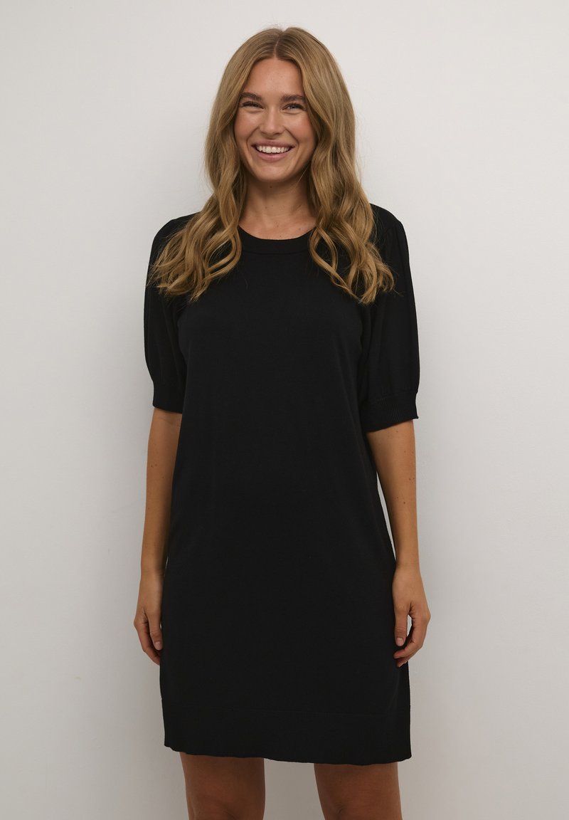 Robe noire en tricot avec des manches courtes bouffantes, un col rond et une longueur au genou. Texture lisse avec une coupe décontractée.