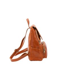 Sac à dos en cuir tan de forme rectangulaire, avec des poches à double fermeture éclair, des bretelles ajustables et une surface texturée. Comprend une poignée supérieure pour le transport.