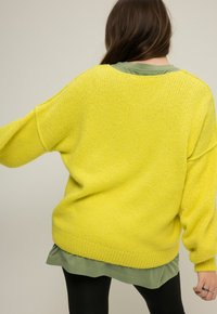Studio Untold V-HALS WIJDE LANGE MOUWEN - Strickpullover - lichtgeel
