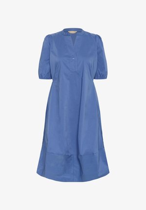 Rochie din bumbac albastru, cu mâneci scurte tip puff, decolteu în V, un nasture la guler și o siluetă fluidă în formă de A. Textură netedă.