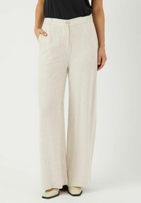 Bredde ben, kremhvite bukser med subtile vertikale striper. Har knappelukking og to sidelommer. Myk tekstur og avslappet passform.