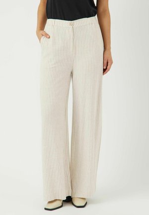 Pantalons larges de couleur blanc crémeux avec de subtiles rayures verticales. Dotés d'une fermeture à bouton et de deux poches latérales. Texture douce et coupe décontractée.